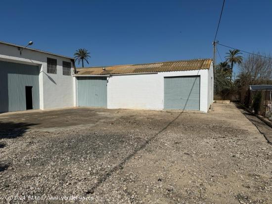 Espectacular  casa de campo con 3 naves en un entorno de ensueño - ALICANTE