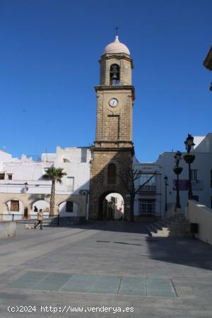 CASA SEÑORIAL DEL SIGLO XIX EN LA PLAZA MAYOR - CADIZ