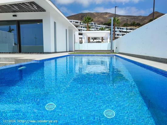 Villa en Urbanización con piscina propia - ALICANTE