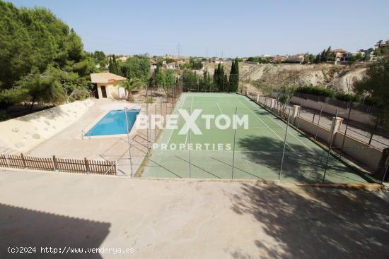 CHALET CON PARCELA DE 2040 METROS CON PISCINA Y PISTA DE TENIS EN EL CHORRICO - MURCIA