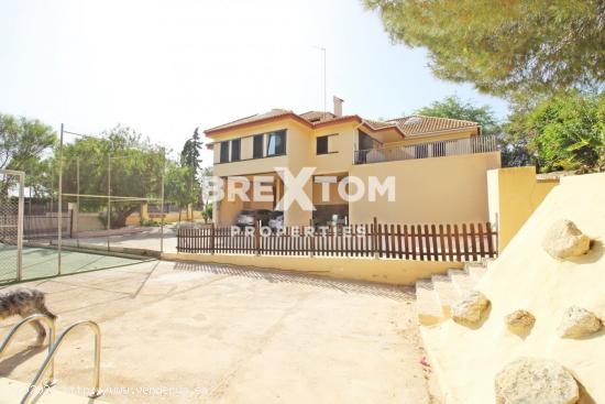 CHALET CON PARCELA DE 2040 METROS CON PISCINA Y PISTA DE TENIS EN EL CHORRICO - MURCIA