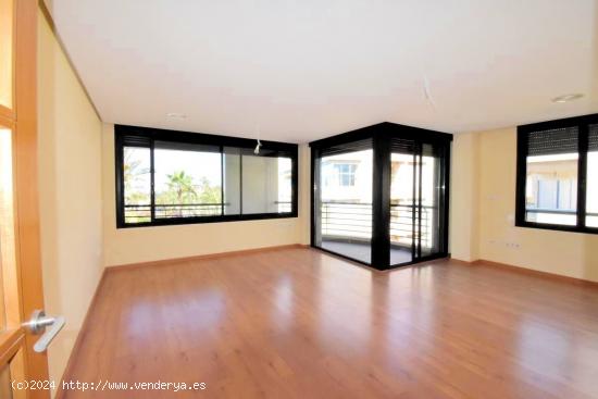 APARTAMENTO CON VISTAS AL MAR EN TORREVIEJA. - ALICANTE