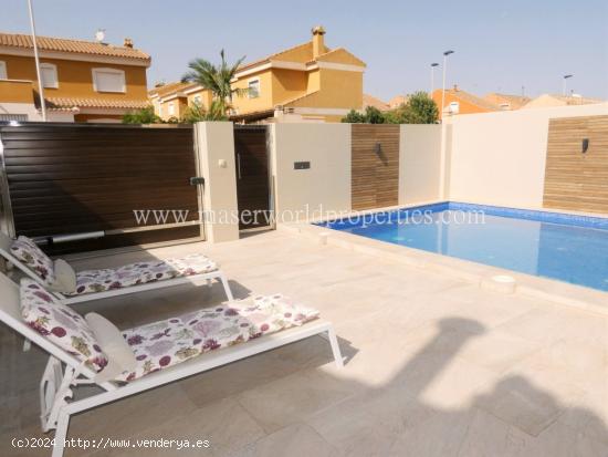 ¡Chalet con piscina y mucho más! - MURCIA