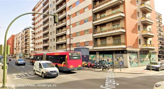 *LOCAL BANCARIO*INTENSO TRAFICO PERSONAS*ZONA  MUY COMERCIAL*SIN GASTOS DE INMOB.* - SEVILLA