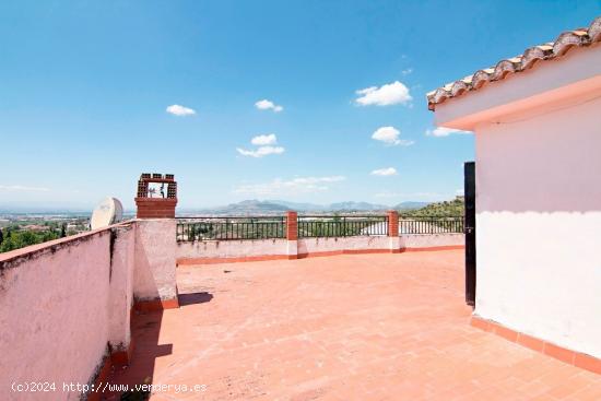 Compuesta por 3 plantas y una ultima con terraza solárium. Situada en una zona centrica - GRANADA