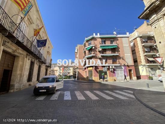 LOCAL FRENTE A AYUNTAMIENTO EN ESQUINA - ALICANTE