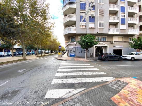 LOCAL COMERCIAL EN ESQUINA EN LA AVENIDA TEODOMIRO CON 194 M2 - ALICANTE