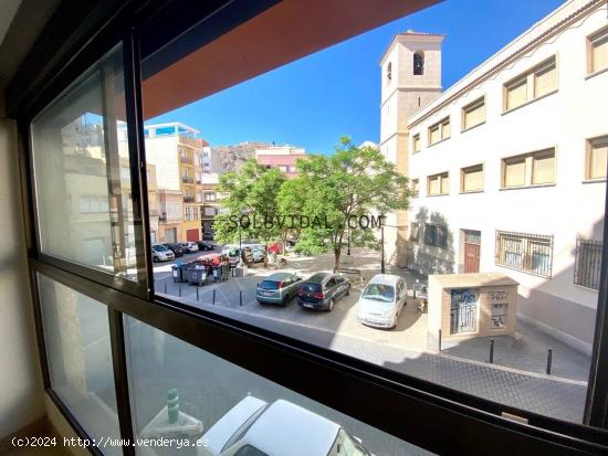 Preciosa oficina de lujo en el centro de Orihuela. Propiedad amplia y diáfana con toda la fachada l