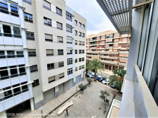 SEMI NUEVO EN ZONA ZAPATILLERA - ALICANTE