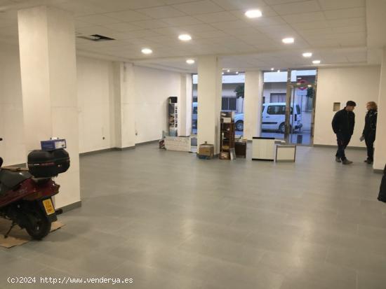 ALQUILER DE LOCAL COMERCIAL CON 130M2 DE SUPERFICIE, UN ESCAPARATE Y TERMINADO EN ZONA CENTRO - GRAN