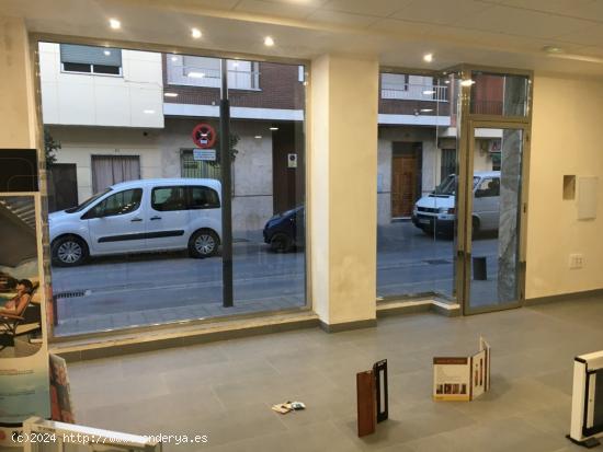 ALQUILER DE LOCAL COMERCIAL CON 130M2 DE SUPERFICIE, UN ESCAPARATE Y TERMINADO EN ZONA CENTRO - GRAN