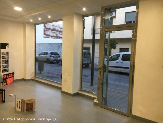 ALQUILER DE LOCAL COMERCIAL CON 130M2 DE SUPERFICIE, UN ESCAPARATE Y TERMINADO EN ZONA CENTRO - GRAN