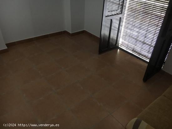 VENTA DE CASA UNIFAMILIAR CON 4 DORMITORIOS, 1 BAÑO, TRASTERO Y TERRAZA EN SALAR - GRANADA