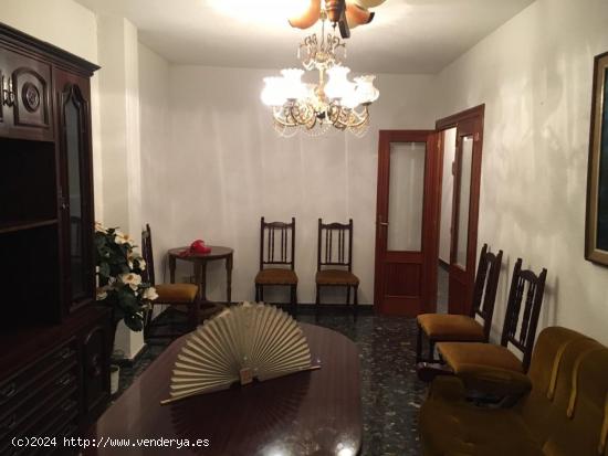 CASA UNIFAMILIAR EN ZONA DE VENTA NUEVA CON AMPLIAS SUPERFICIES Y GARAJE INCLUIDO !!! - GRANADA