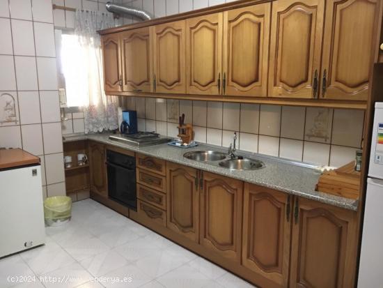 CASA UNIFAMILIAR EN ZONA DE VENTA NUEVA CON AMPLIAS SUPERFICIES Y GARAJE INCLUIDO !!! - GRANADA