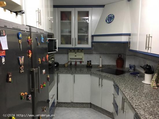 MAGNÍFICO PISO EN ZONA DEL MERCADONA CON TRES DORMITORIOS, DOS BAÑOS, SALÓN, COCINA Y LAVADERO !!