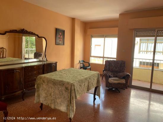 LUMINOSO PISO EN PLENO CENTRO DEL PUEBLO CON TRES  DORMITORIOS, UN BAÑO, SALÓN, COCINA Y BALCÓN !