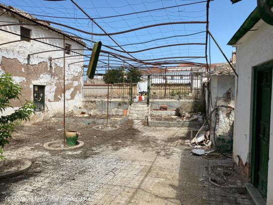 CASA DE PUEBLO PARA REFORMAR SITUADA EN PLENO CENTRO DEL PUEBLO CON 870M² DE SOLAR !!!!! - GRANADA