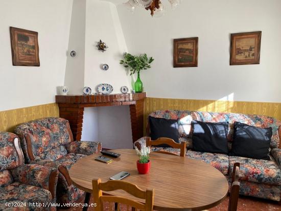 CASA DE PUEBLO EN SALAR CON CINCO DORMITORIOS, SALÓN, COCINA, UN BAÑO Y AMPLIO PATIO !!!! - GRANAD