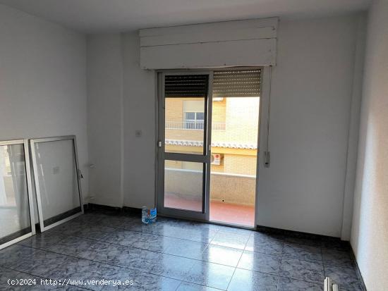  AMPLIO PISO EN PLENO CENTRO DE HUÉTOR TÁJAR CON 4 DORMITORIOS, 1 BAÑO, SALÓN Y COCINA. - GRANADA 