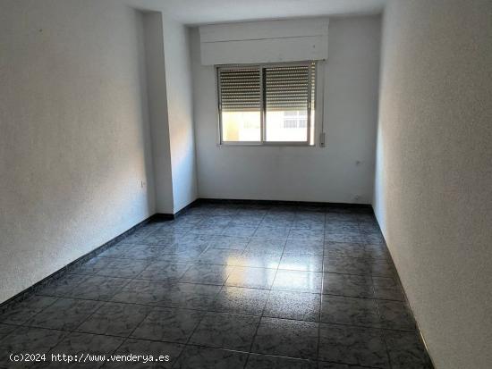 AMPLIO PISO EN PLENO CENTRO DE HUÉTOR TÁJAR CON 4 DORMITORIOS, 1 BAÑO, SALÓN Y COCINA. - GRANADA