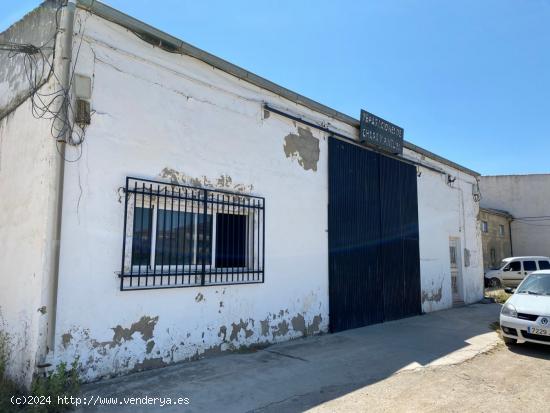  AMPLIA NAVE INDUSTRIAL EN ZONA DE LA REDONDA NORTE CON 242M² DE SUPERFICIE CON POZO Y LUZ INDUSTRIA 