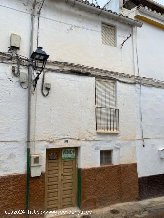 CASA SITAUADA EN EL CENTRO DEL PUEBLO - GRANADA