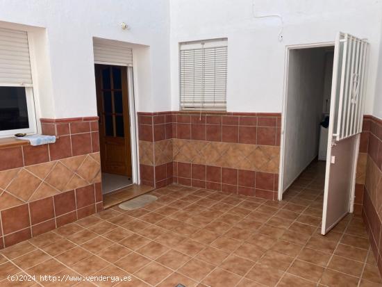  MAGNÍFICA CASA CON 5 AMPLIOS DORMITORIOS Y PATIO !!! TOTALMENTE AMUEBLADA Y EQUIPADA ! - GRANADA 