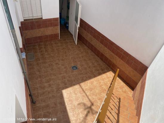 MAGNÍFICA CASA CON 5 AMPLIOS DORMITORIOS Y PATIO !!! TOTALMENTE AMUEBLADA Y EQUIPADA ! - GRANADA