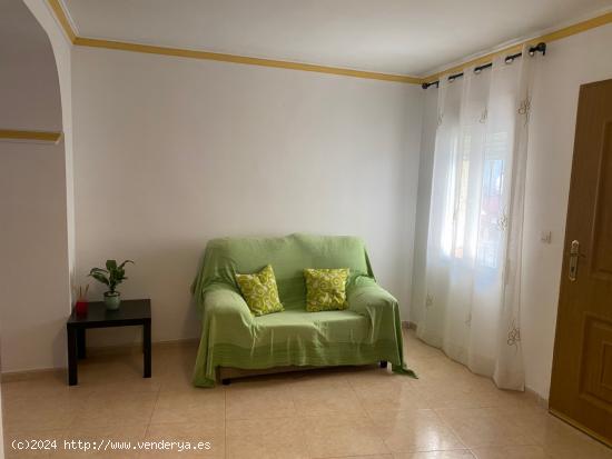 MAGNÍFICA CASA CON 5 AMPLIOS DORMITORIOS Y PATIO !!! TOTALMENTE AMUEBLADA Y EQUIPADA ! - GRANADA