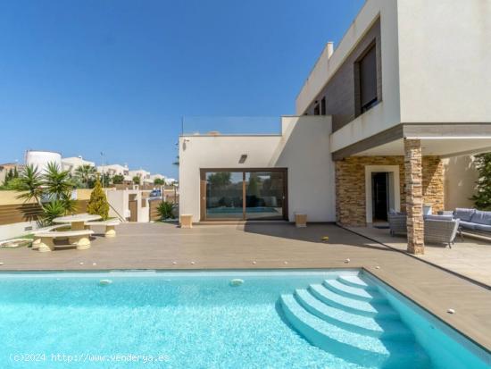 FANTÁSTICA VILLA EN TORREBLANCA CON VISTAS AL MAR Y PISCINA PRIVADA - ALICANTE