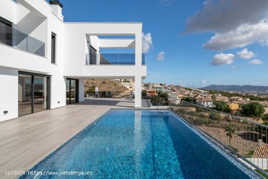 Villa en la Urbanización Sierra Cortina de Finestrat (Alicante) - ALICANTE