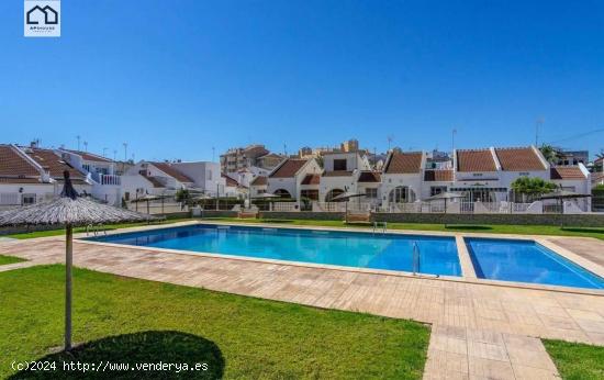 APIHOUSE VENDE CHALET ADOSADO EN TORREVIEJA ( URB. CALAS BLANCAS).PRECIO 239.999€ - ALICANTE