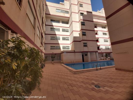 AMPLIO ATICO CON TERRAZA DESCUBIERTA DE 22 M2, PISCINA Y GARAJE. - ALICANTE