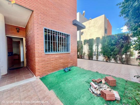 INVIERTE EN UN ESTILO DE VIDA: EXCLUSIVO TRIPLEX EN SECTOR 25 CON AMPLIO PATIO Y SOLARIUM PRIVADO - 