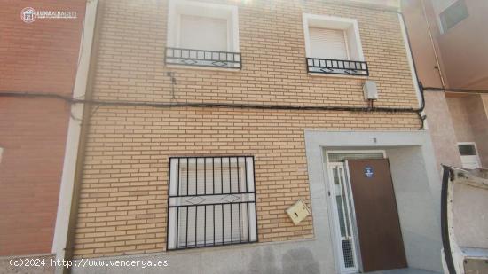 OPORTUNIDAD SE VENDE ADOSADO EN  LA RODA CALLE ALFONSO XIII, API LUNA - ALBACETE