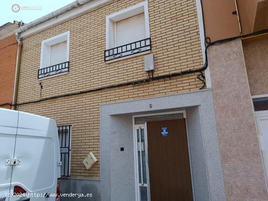 OPORTUNIDAD SE VENDE ADOSADO EN  LA RODA CALLE ALFONSO XIII, API LUNA - ALBACETE