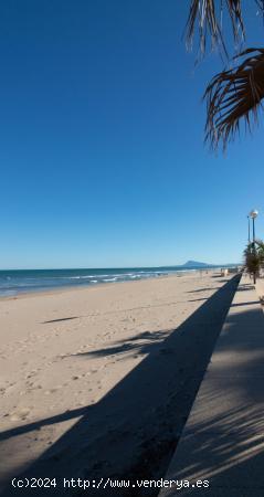 ADOSADO EN LA PLAYA DE MIRAMAR CON TERRAZAS Y BALCÓN, TRES DORMITORIOS DOBLES Y DOS BAÑOS - VALENC