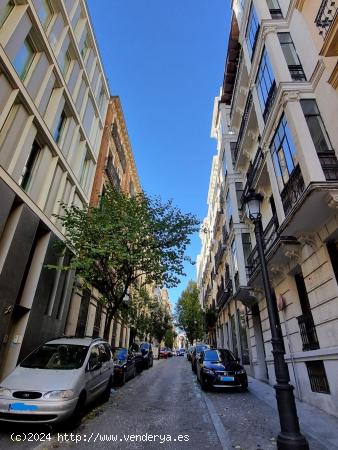 Plaza para coche grande en calle de Cervantes - MADRID