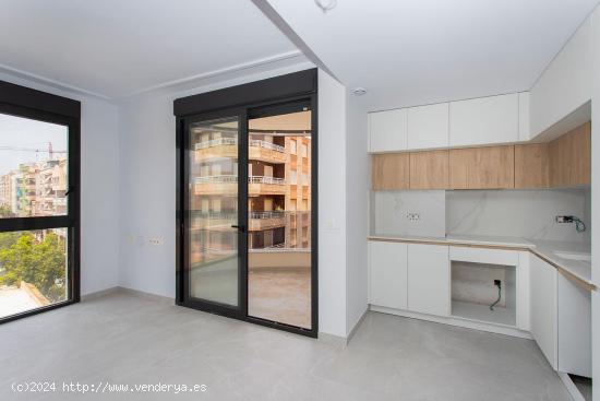 APARTAMENTO DE 2 DORMITORIOS A 200 METROS DEL MAR, CON PICINA COMUNITARIA - ZONA TORREVIEJA - - ALIC