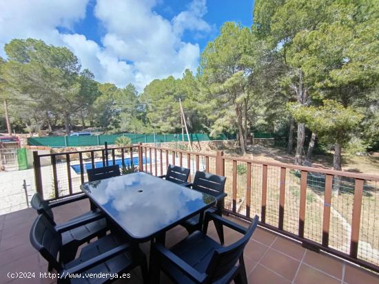 Bonita casa de madera con 2 viviendas y piscina en la urbanización de standing St. Jordi d'Alfama -