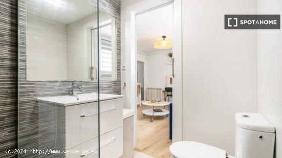 Elegante apartamento de 1 dormitorio con terraza en alquiler en Chamberí, cerca de Metro Bilbao - M