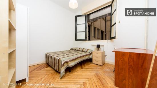 Enorme habitación con estantería en piso compartido, Puerta del Sol - MADRID