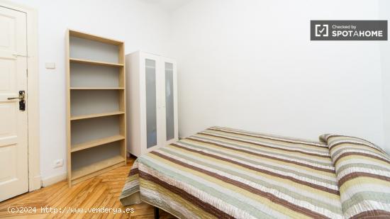 Enorme habitación con estantería en piso compartido, Puerta del Sol - MADRID