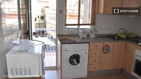 Habitación interior con cómoda en piso compartido, Extramurs - VALENCIA