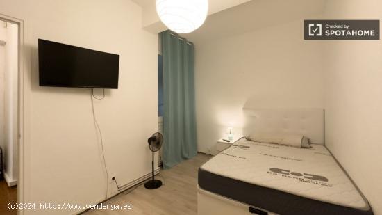 Se alquila habitación en piso de 4 habitaciones en Pedralbes,Barcelona - BARCELONA