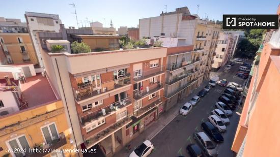 Se alquila habitación en piso de 4 dormitorios en Barcelona - BARCELONA