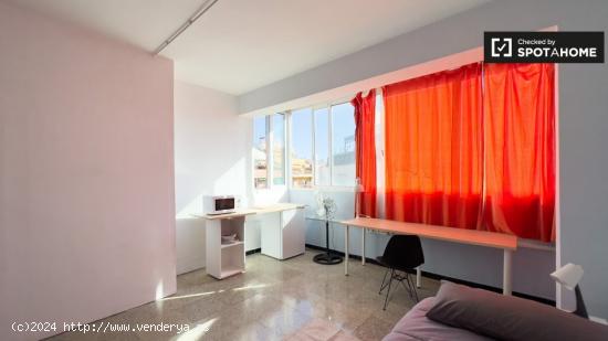 Se alquila habitación en piso de 4 dormitorios en Barcelona - BARCELONA