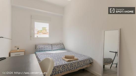 Se alquila habitación en piso de 5 habitaciones en Nou Moles - VALENCIA