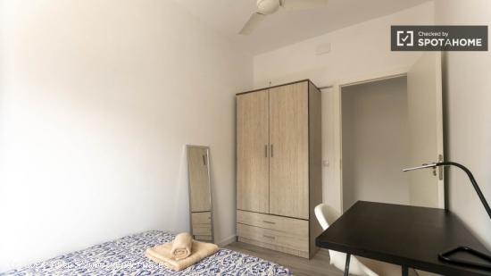 Se alquila habitación en piso de 5 habitaciones en Nou Moles - VALENCIA